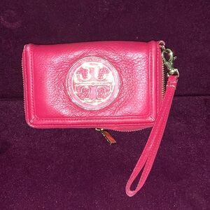 Tory Burch Amanda Zip wristlet Wallet. Minor scuffs present as pictured.